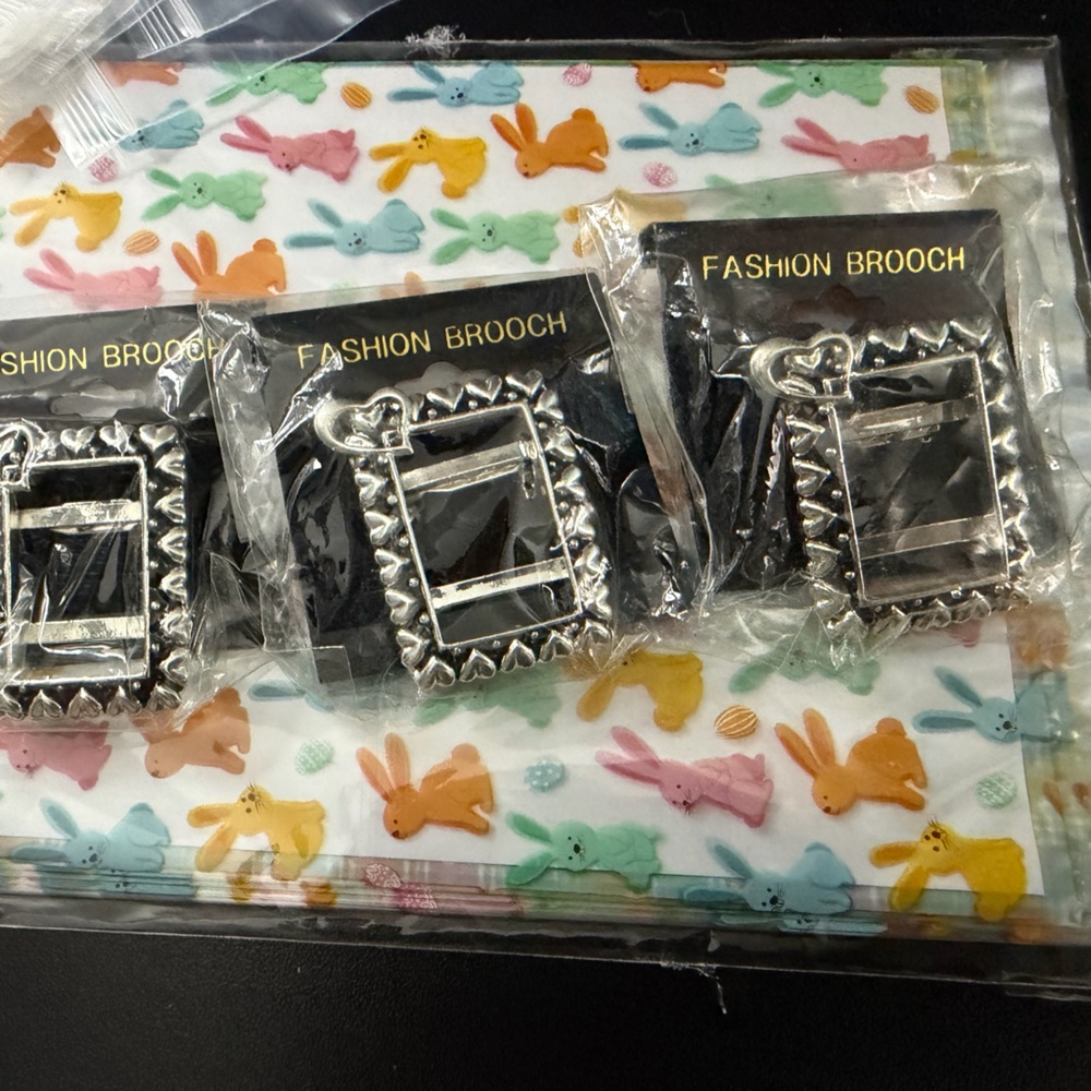 Silver Fashion Brooch - Decorative Frame Design